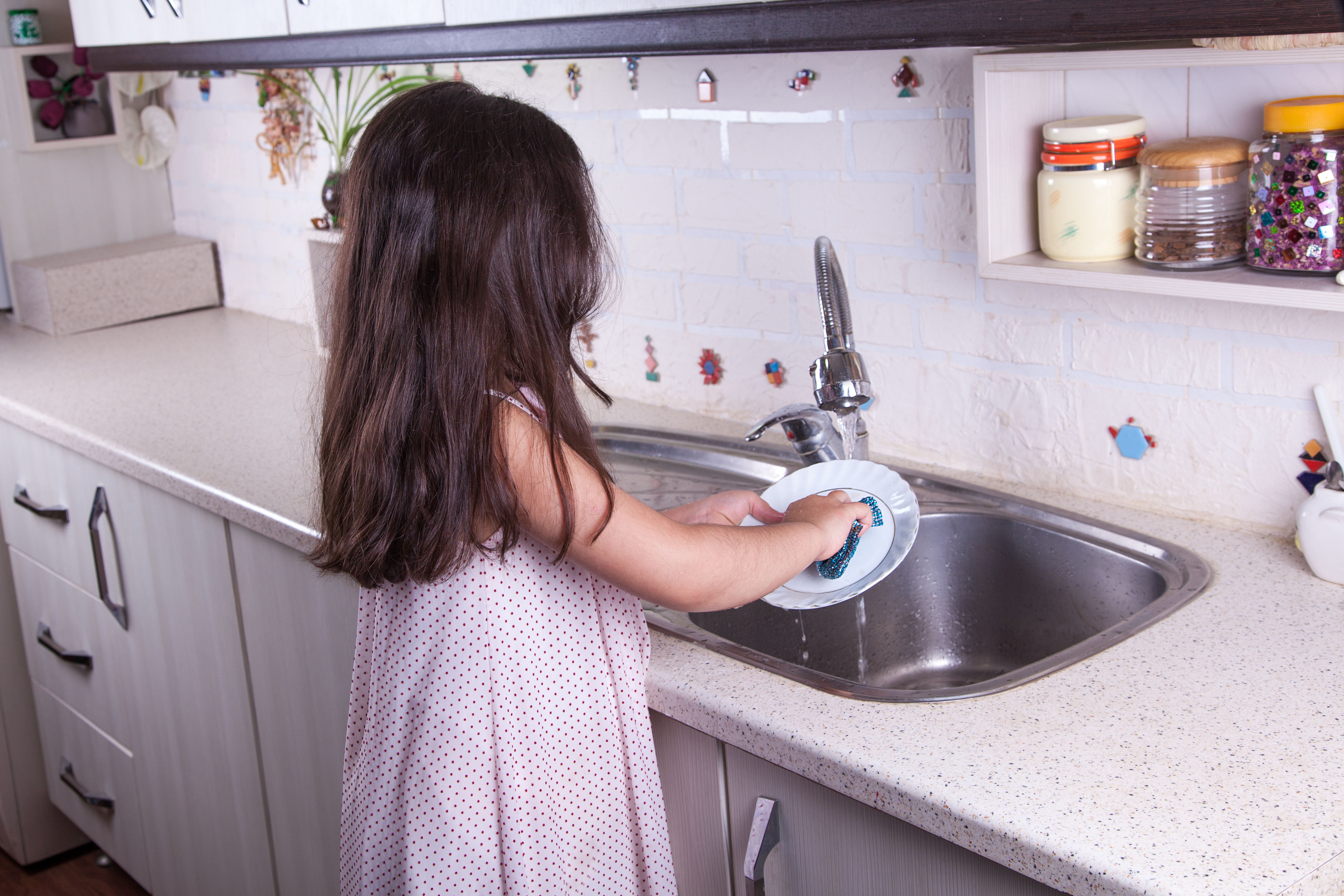This chart shows what kitchen chores kids can do based on their age