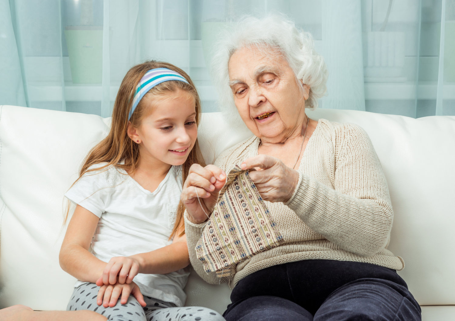 Бабушка с внучкой вышивают