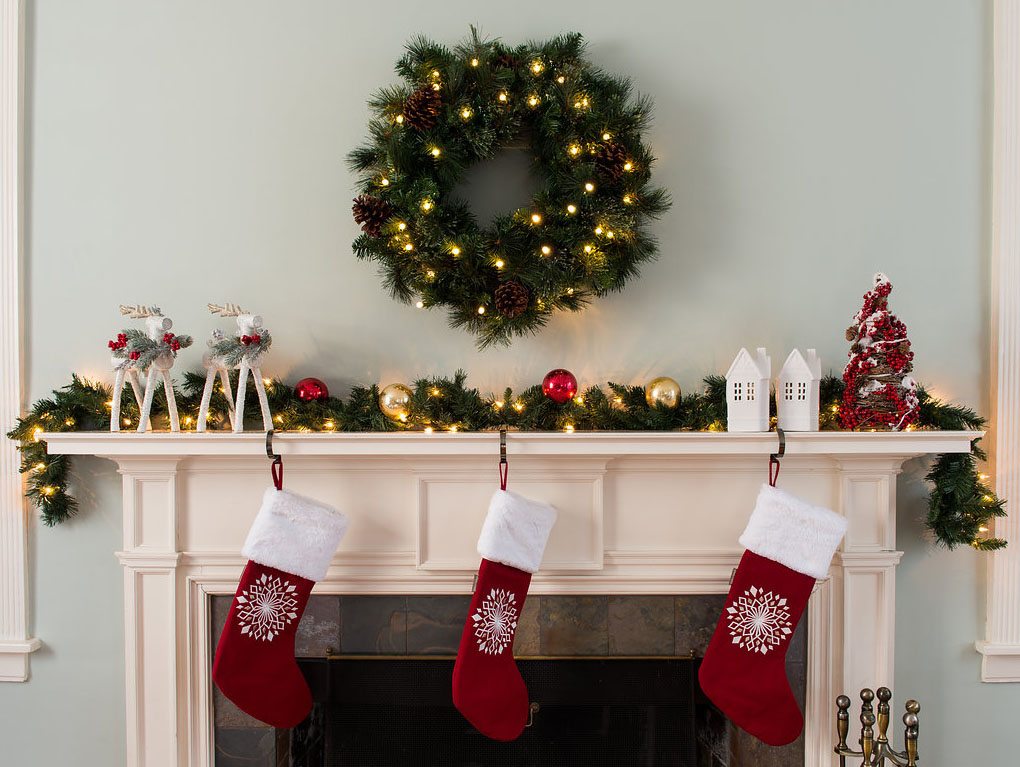 The easiest (and best) way to decorate your mantel for Christmas