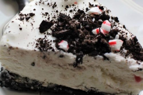 This Peppermint Oreo Ice Cream Cake Is So Easy To Make And Only Uses 4 Ingredients