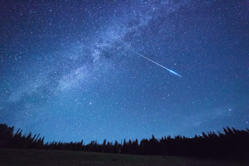 Photographer Accidentally Captures Shooting Star While Taking Family’s Photo